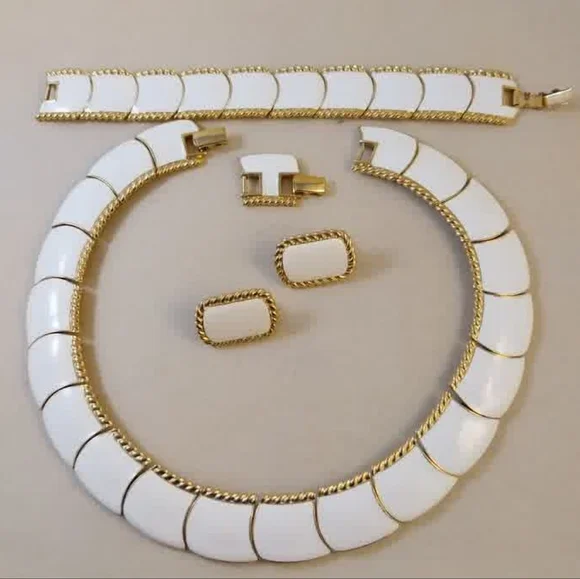 Vintage Butler White Enamel and Gold-Tone Collar Necklace Set - Picture 6 of 12